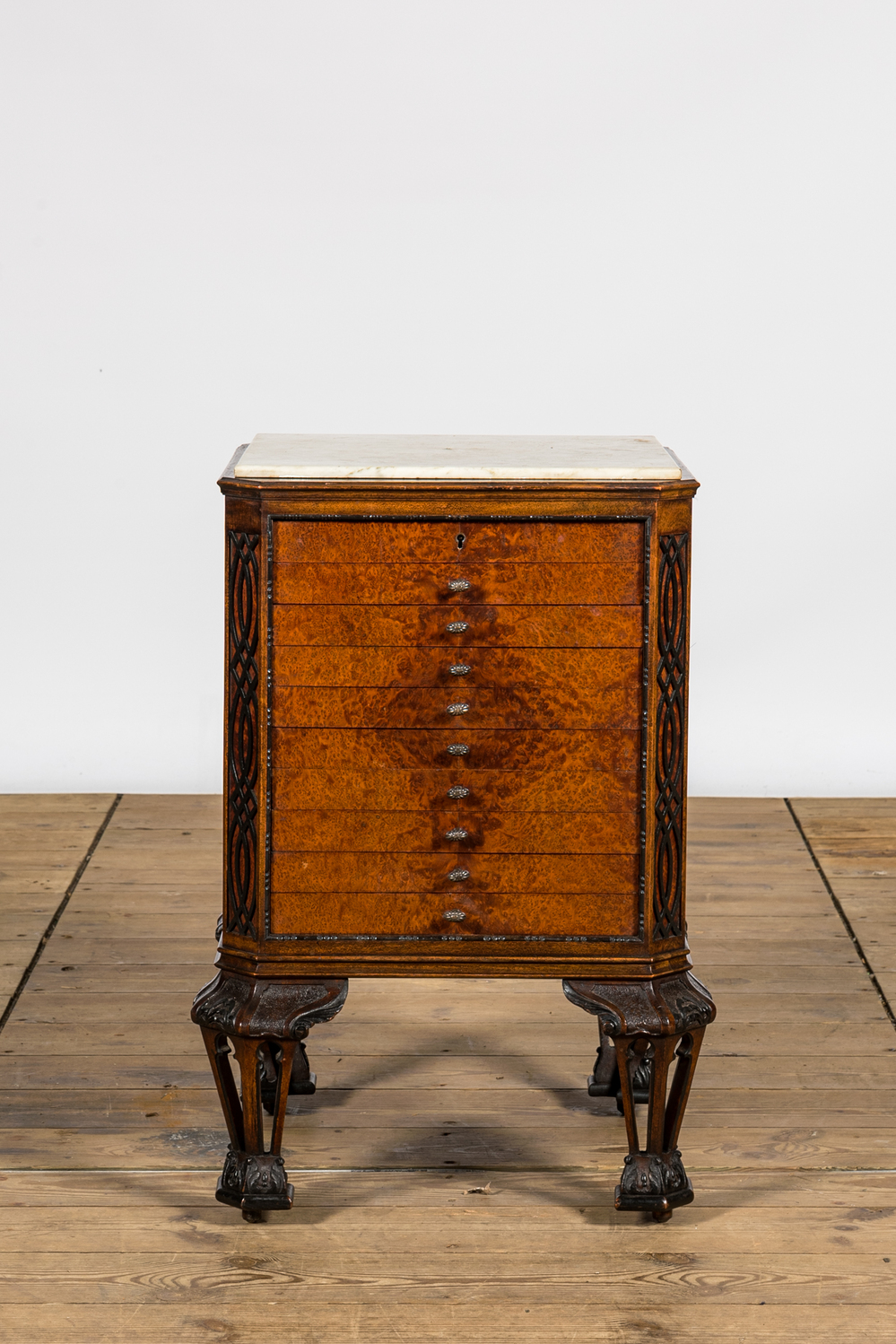 Armoire &agrave; monnaie en placage de ronce de noyer avec le dessus en marbre, 20&egrave;me