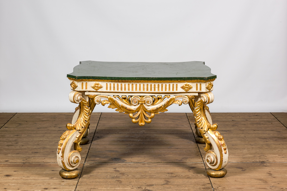 Une table de style baroque en bois polychrome et dor&eacute;, Italie, 19&egrave;me