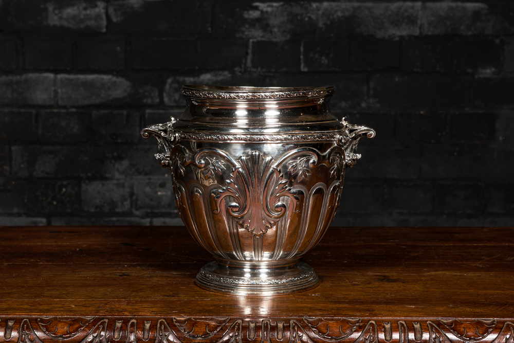 A French silver ice bucket with floral design, 19/20th C.