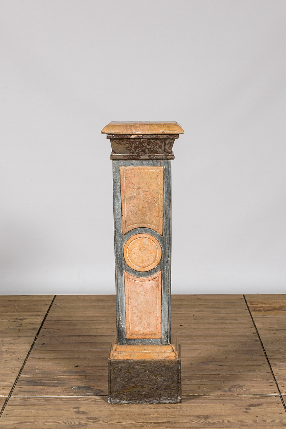 A neoclassical marble stand, 20th C.