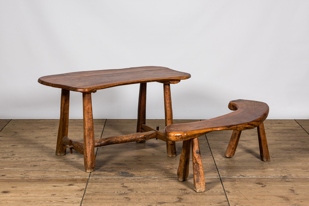 Une table de jardin rustique en bois dur avec banc assorti, 20&egrave;me