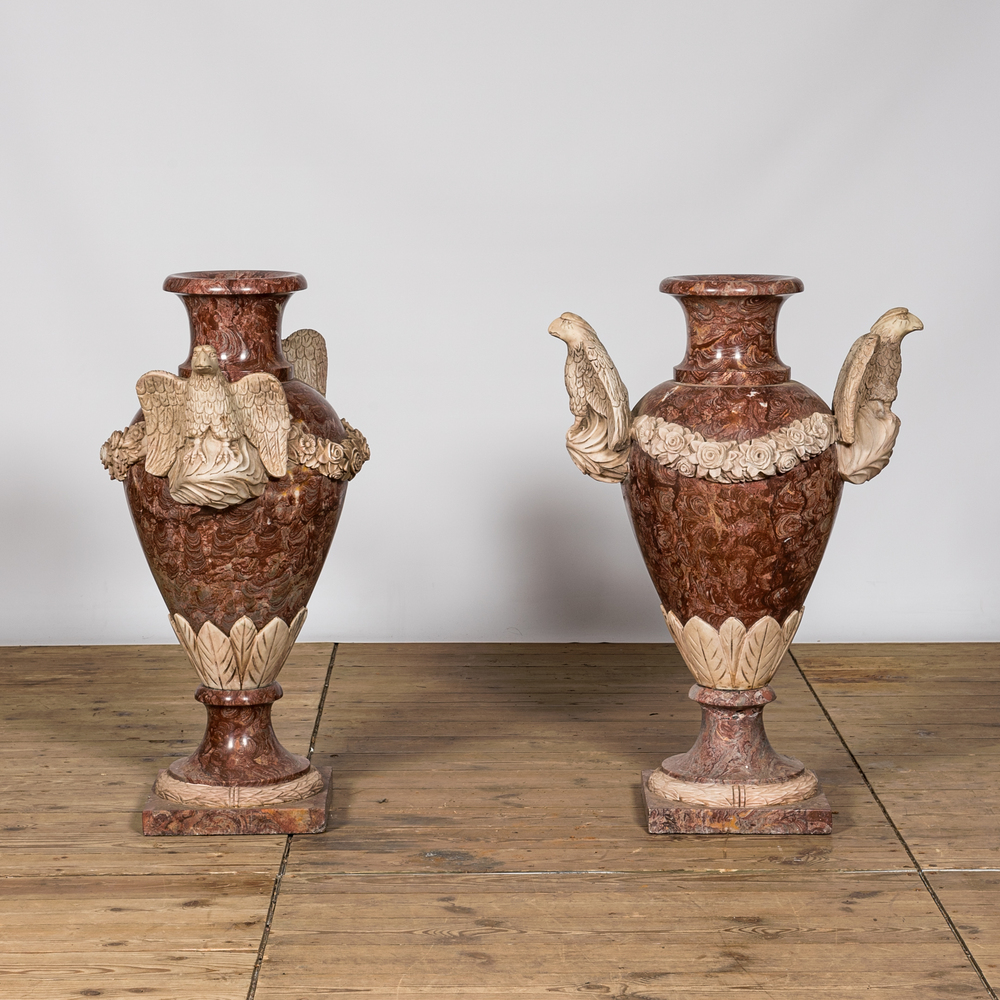 Une paire d'imposants vases en marbre &agrave; d&eacute;cor d'aigles, 20&egrave;me