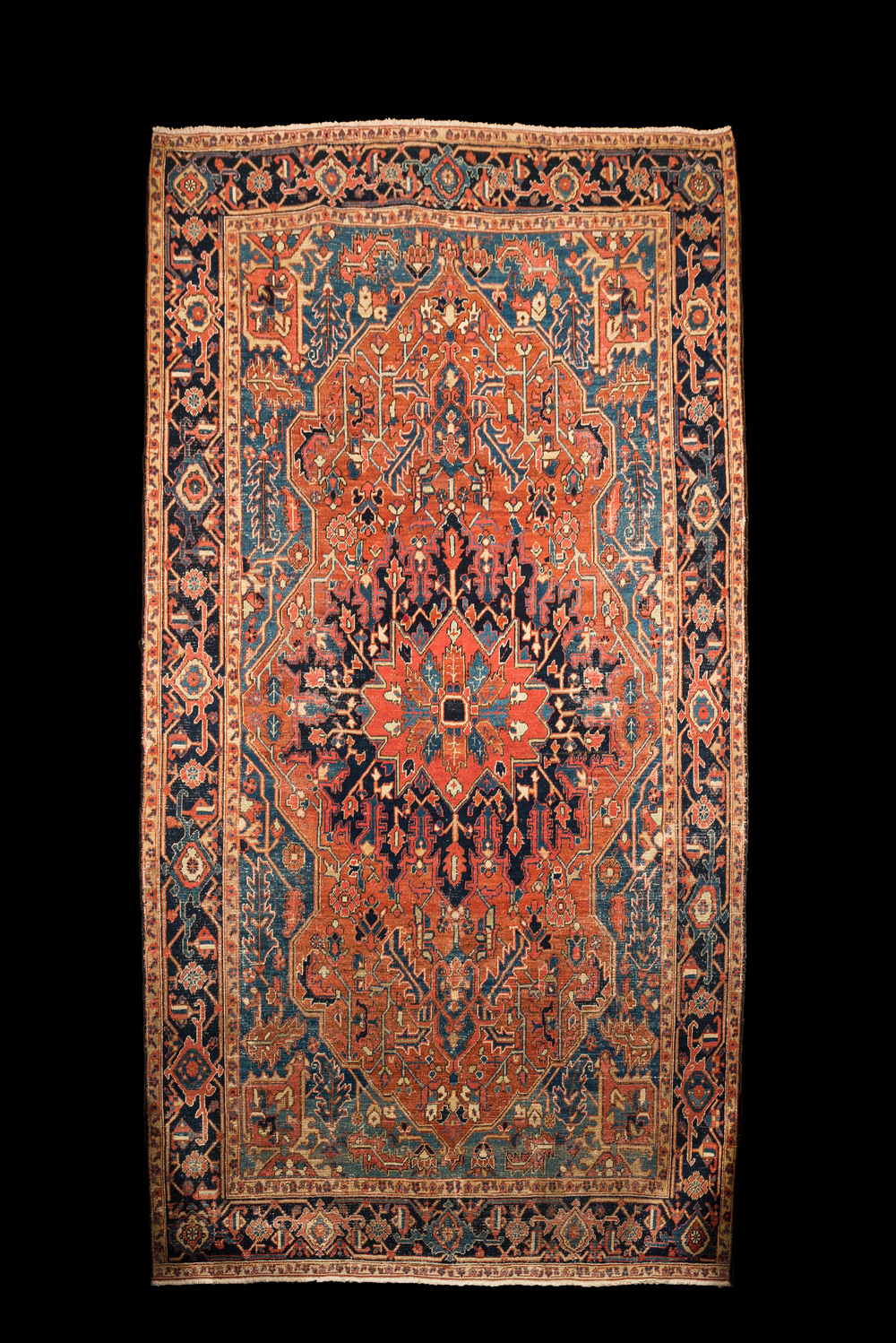 Un tapis oriental de type Heriz &agrave; d&eacute;cor floral et motifs g&eacute;om&eacute;triques, laine sur coton, 1&egrave;re moiti&eacute; du 20&egrave;me
