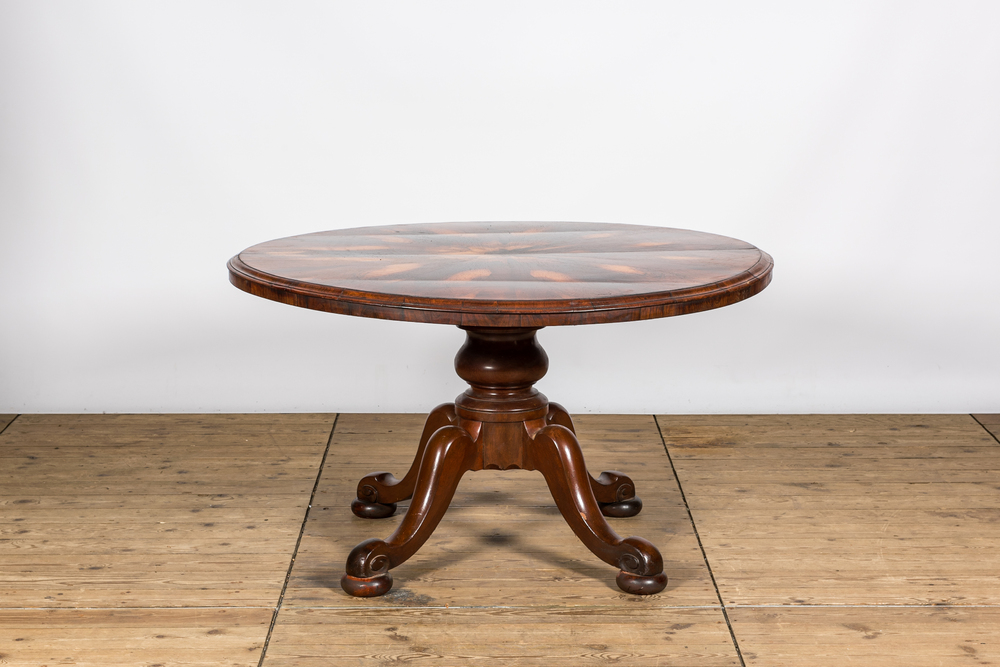 Een ronde palissanderhouten tafel op een mahoniehouten voet, 19/20e eeuw