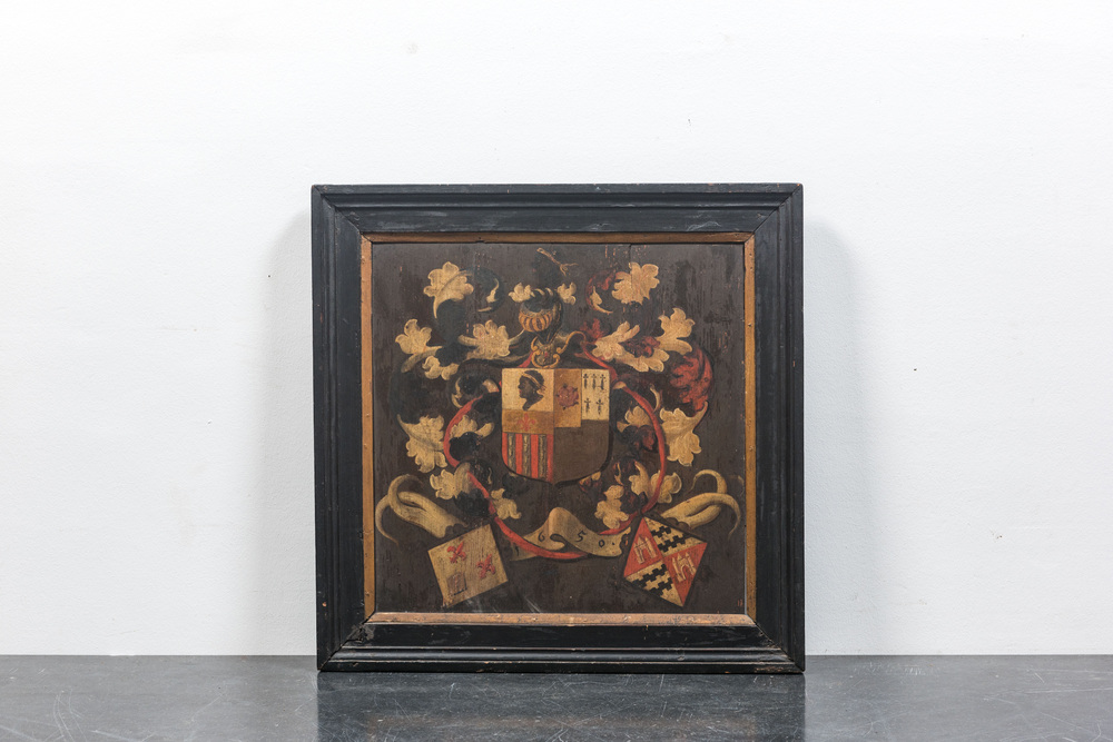Panneau en bois peint &agrave; d&eacute;cor armori&eacute;, dat&eacute; 1650