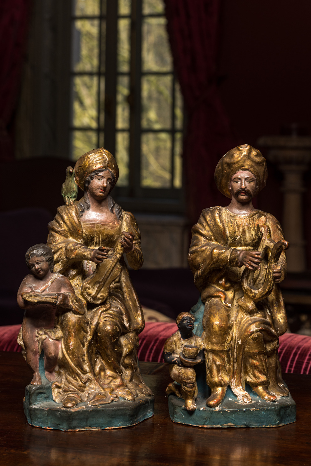 Paire de figures en terre cuite polychrom&eacute;e et dor&eacute;e d'un couple de musiciens mauresques, Italie, 18/19&egrave;me