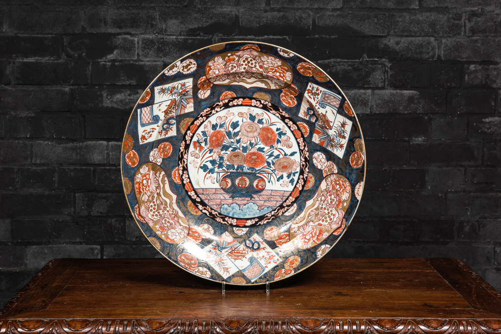 Un grand plat en porcelaine Imari de Japon &agrave; d&eacute;cor floral, Edo, 18&egrave;me