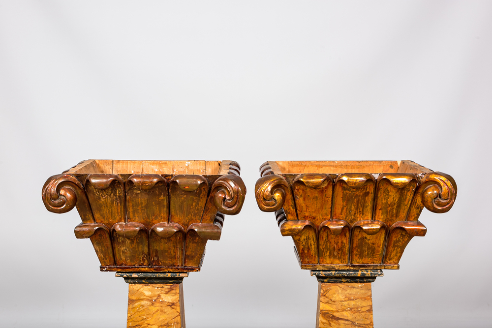 Een paar vergulde en gelakte houten Korinthische kapitelen, 19e eeuw
