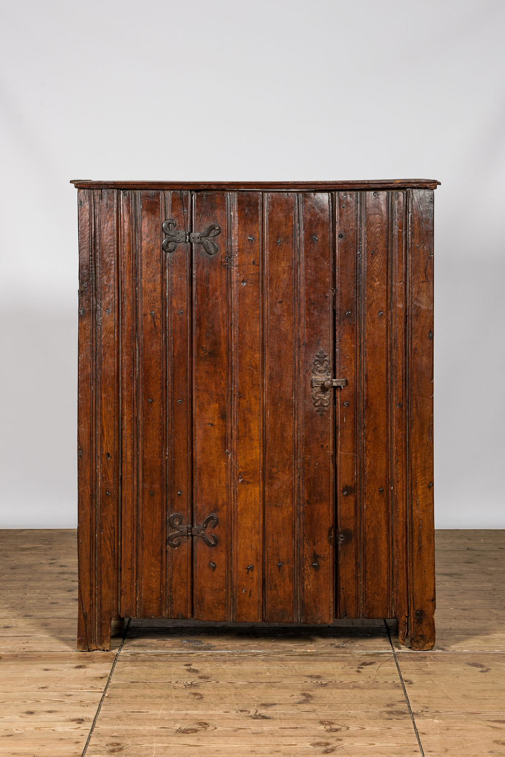 An oak wooden cupboard, probably 18th C.