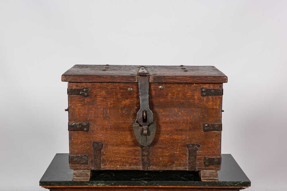 Coffret en ch&ecirc;ne &agrave; montures en fer forg&eacute;, Flandres, 18&egrave;me