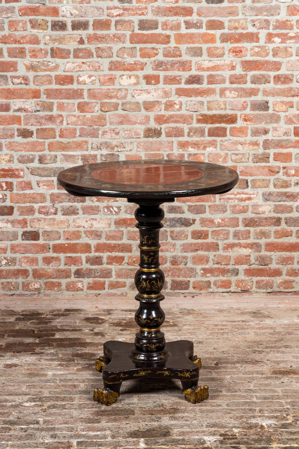 Table d'appoint laqu&eacute;e noir et dor&eacute;e &agrave; d&eacute;cor de chinoiserie, 20&egrave;me