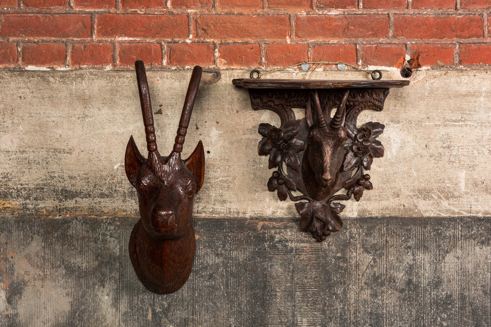 Console &agrave; t&ecirc;te de ch&egrave;vre 'du For&ecirc;t-Noire' en bois sculpt&eacute; et une t&ecirc;te de bouc en ch&ecirc;ne sculpt&eacute;, Allemagne et/ou la Suisse, 19/20&egrave;me