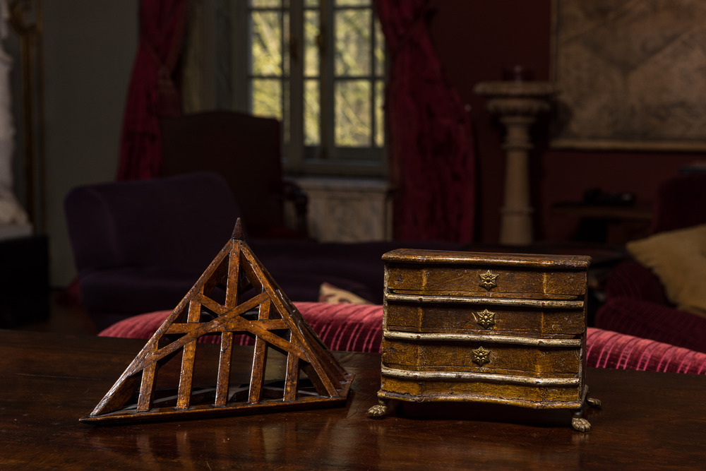 A patinated wooden miniature commode and a maquette for a roof, 19th C.