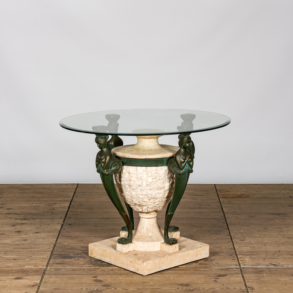 Table de jardin en m&eacute;tal patin&eacute; bronze et composite avec plateau en verre, 20&egrave;me