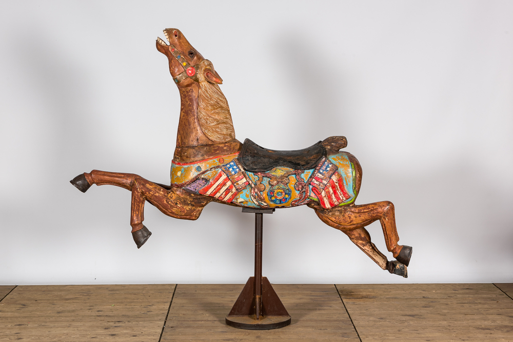 Un cheval de carrousel en bois &agrave; d&eacute;cor polychrome, 20&egrave;me