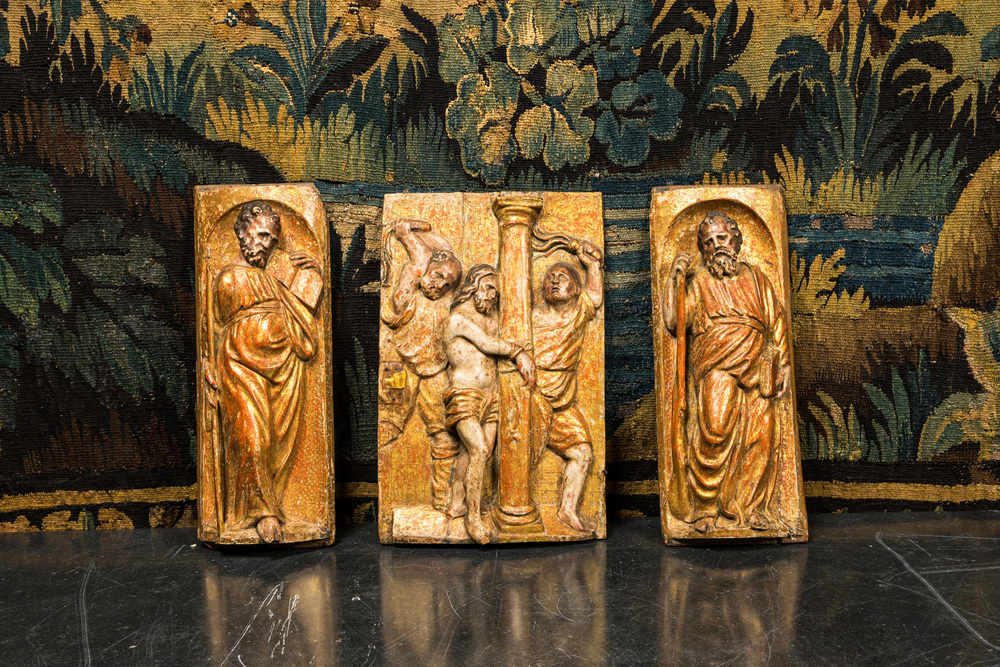 Drie Zuid-Europese polychrome en vergulde notelaren reli&euml;fs met de geseling van Christus en twee heiligen, 17e eeuw