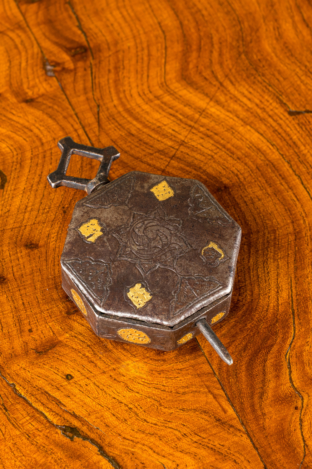 An octagonal engraved and partly gilt reliquary box, 17th C.