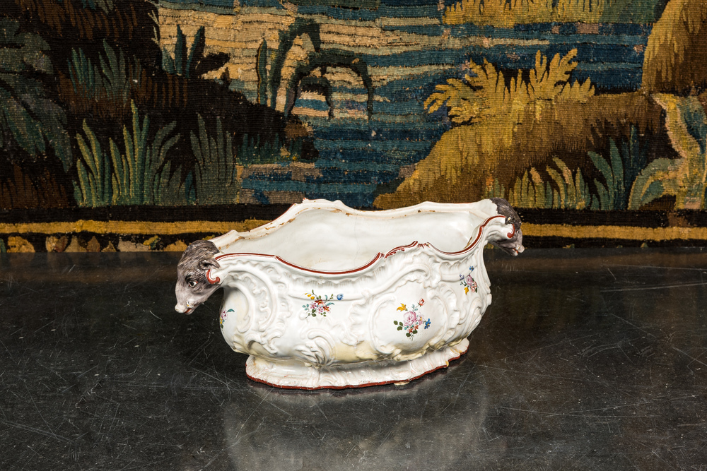 Jardini&egrave;re en fa&iuml;ence polychrome, Su&egrave;de, probablement Rorstrand, dat&eacute; 1760