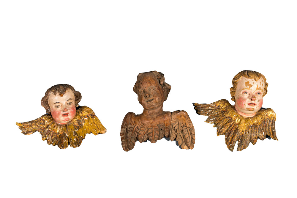Trois t&ecirc;tes d'ange en bois sculpt&eacute;, dont deux &agrave; d&eacute;cor polychrome, Flandres, 17/18&egrave;me