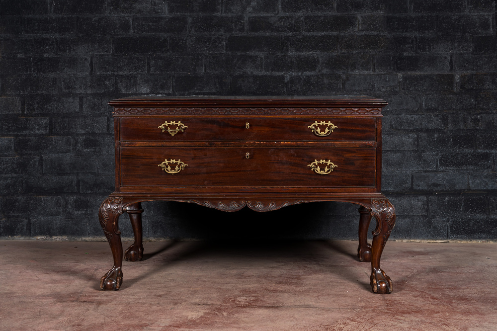 Een Engelse mahoniehouten lowboy met twee lades, 19e eeuw