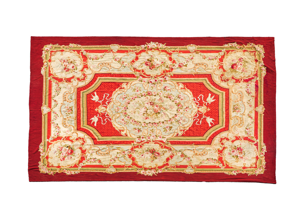 Een groot Frans Aubusson tapijt met floraal decor, 19e eeuw