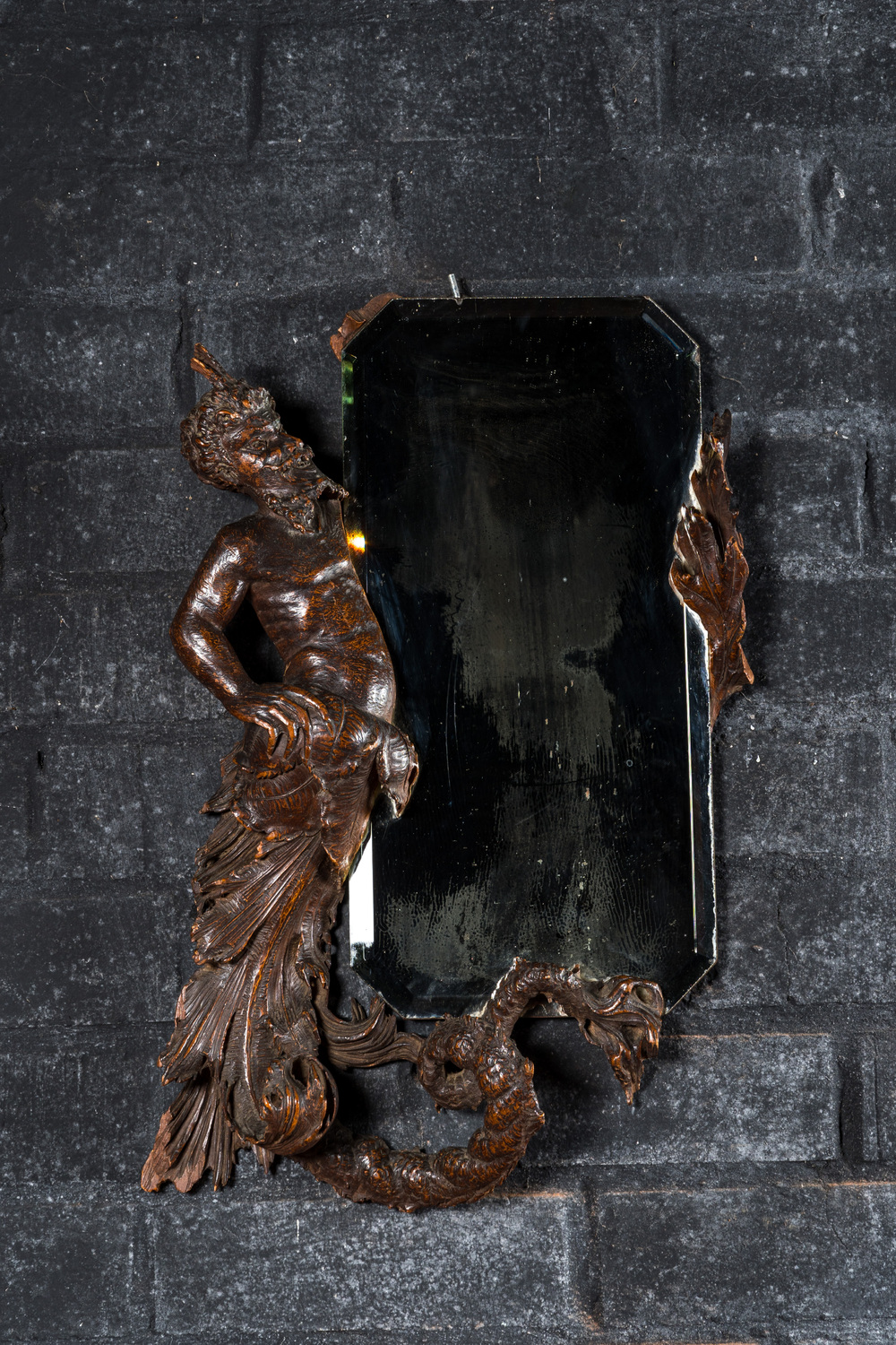 Een spiegel gevat in een lindenhouten 'water faune' frame, 19e eeuw