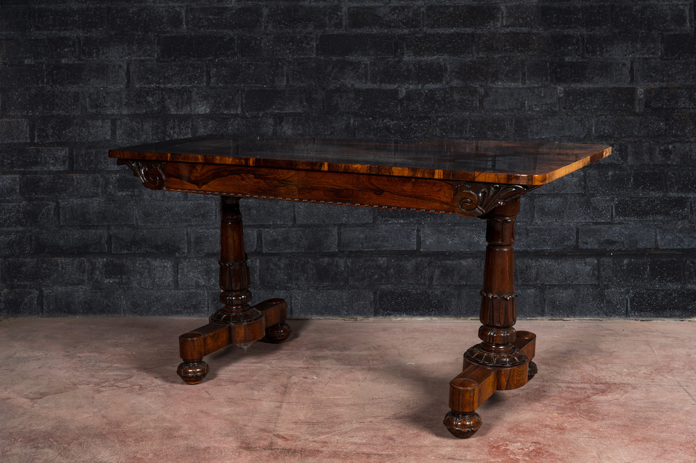 Een palissanderhouten gefineerde tafel, 19e eeuw