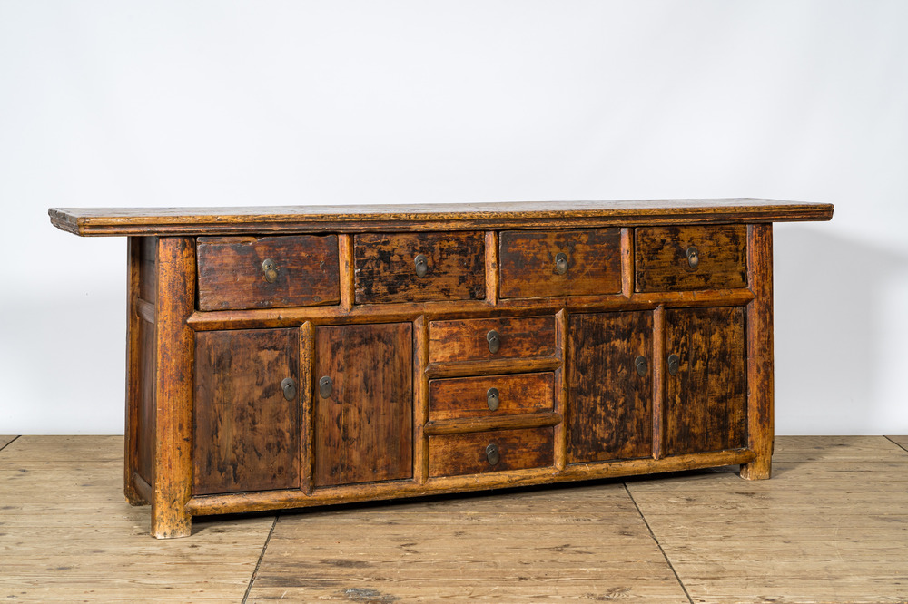 Een Chinese olmenhouten dressoir of sideboard, 19/20e eeuw