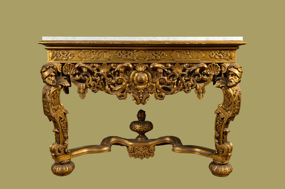 Console en bois dor&eacute; richement sculpt&eacute; et plateau en marbre, Italie, 19&egrave;me