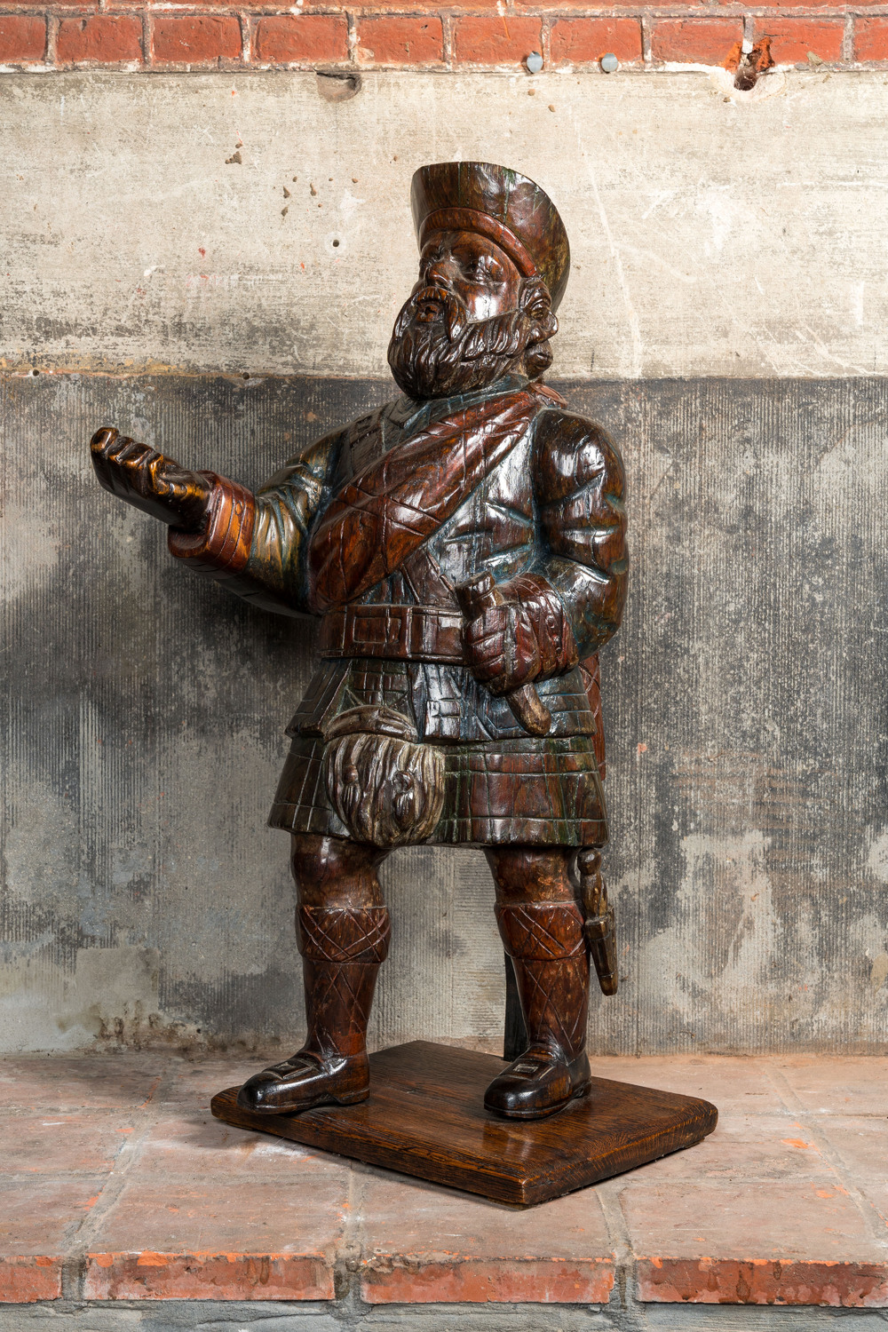 Een polychrome houten figuur van een Schotse edelman, 19e eeuw