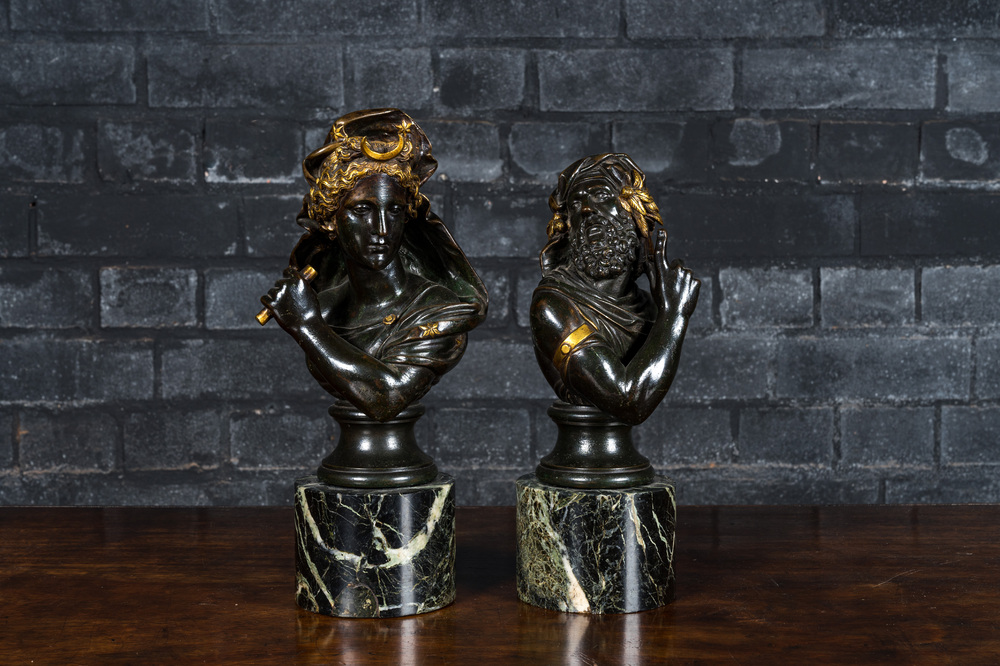 In de stijl van Fr&eacute;d&eacute;ric Eug&egrave;ne Piat (1827-1903): Een paar bustes naar de antieken, gepatineerd en verguld brons op marmeren voet, 19e eeuw