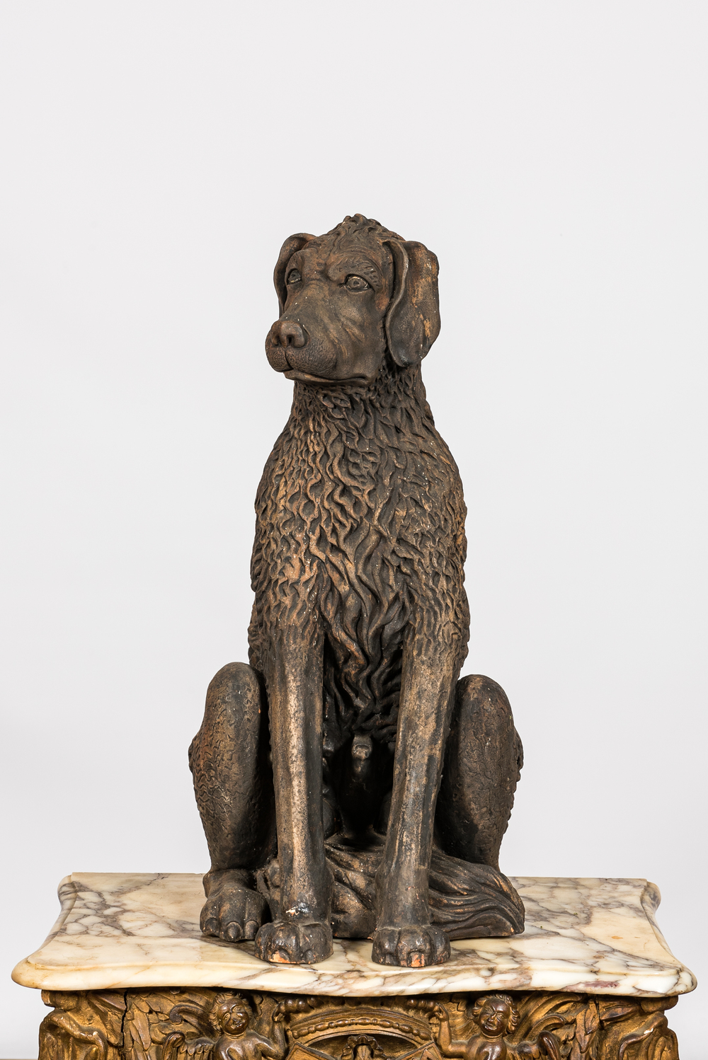 Sculpture d'un chien en terre cuite patin&eacute;e, 19&egrave;me