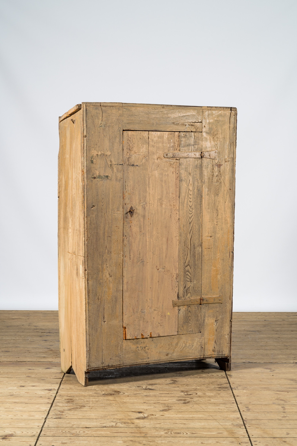 Een landelijke dennenhouten voorraadkast met &eacute;&eacute;n deur, 19e eeuw