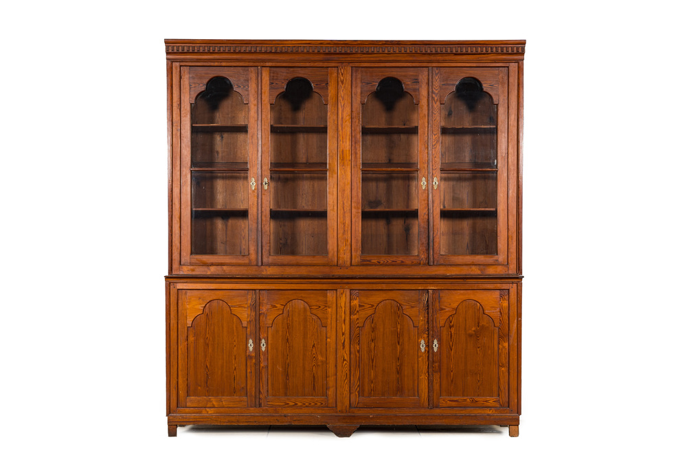 Een grote Franse pitch pine bibliotheekkast, 19e eeuw