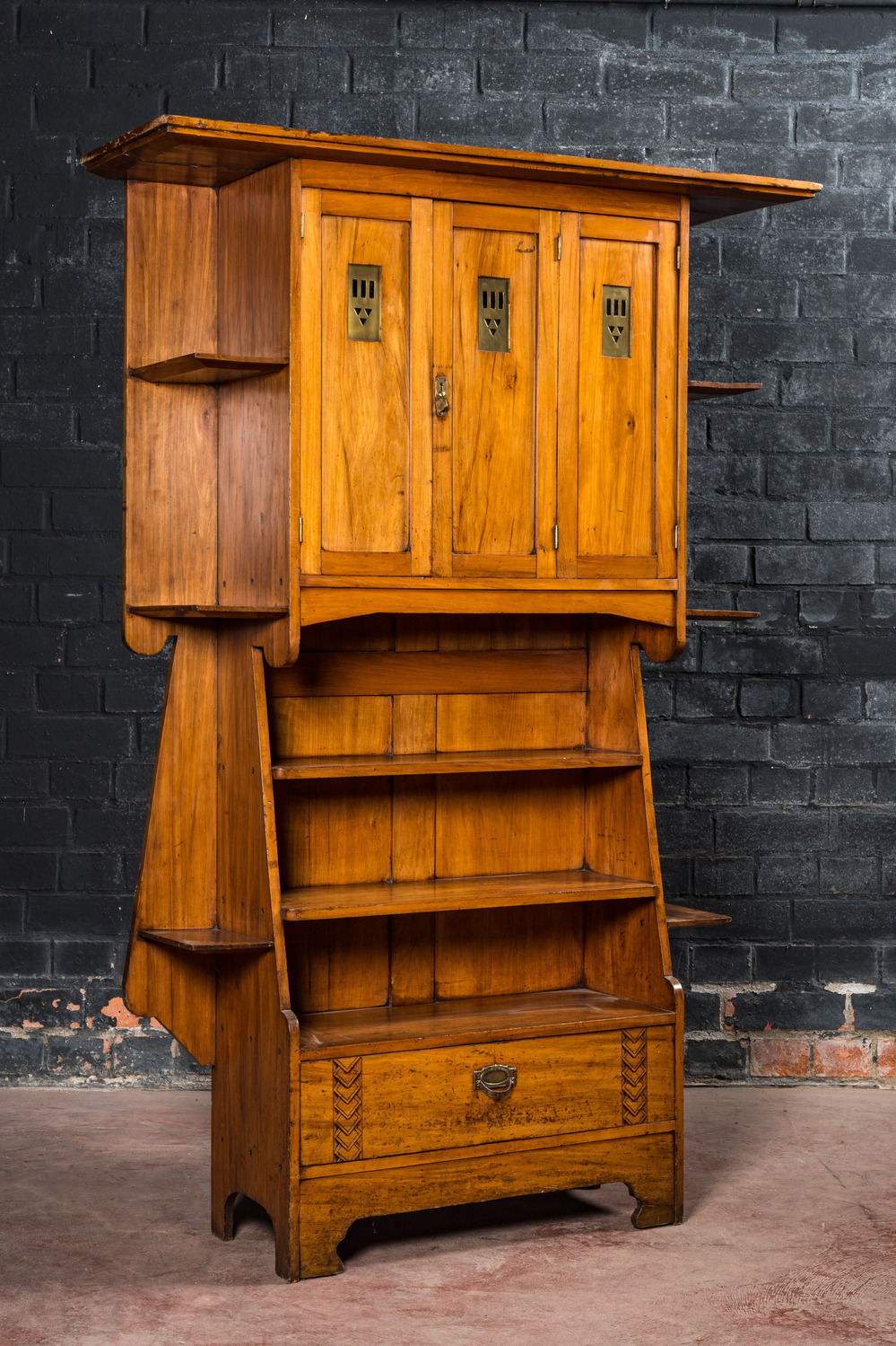 Armoire de style 'Arts &amp; Crafts' en bois dans le go&ucirc;t de Charles Rennie Mackintosh (1868-1928), 1&egrave;re moiti&eacute; du 20&egrave;me