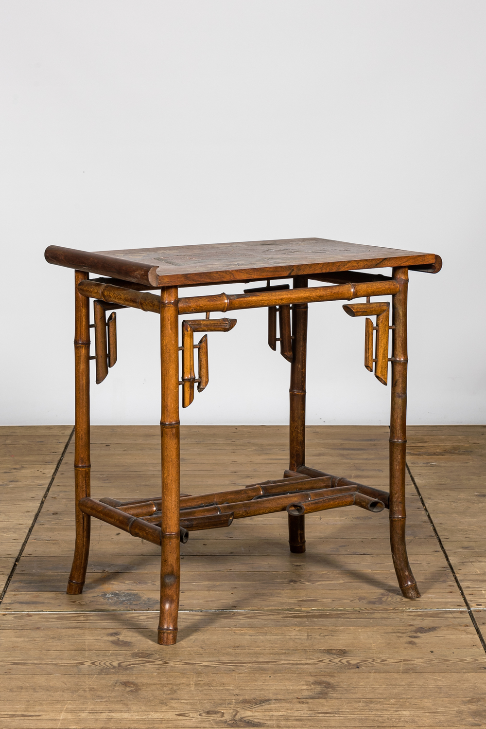 Table japonisante en bambou avec le dessus en bois marquet&eacute;, 19/20&egrave;me