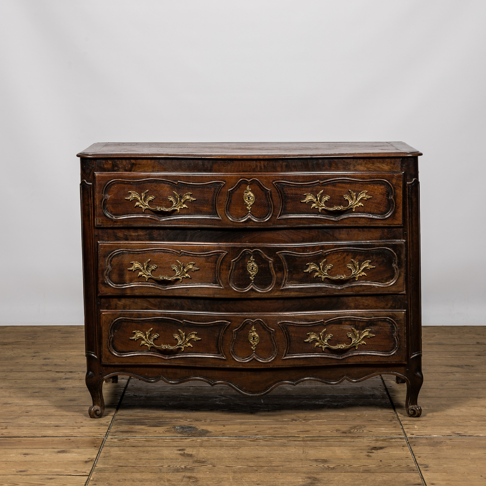 Une commode de style Louis XV en noyer, 18&egrave;me