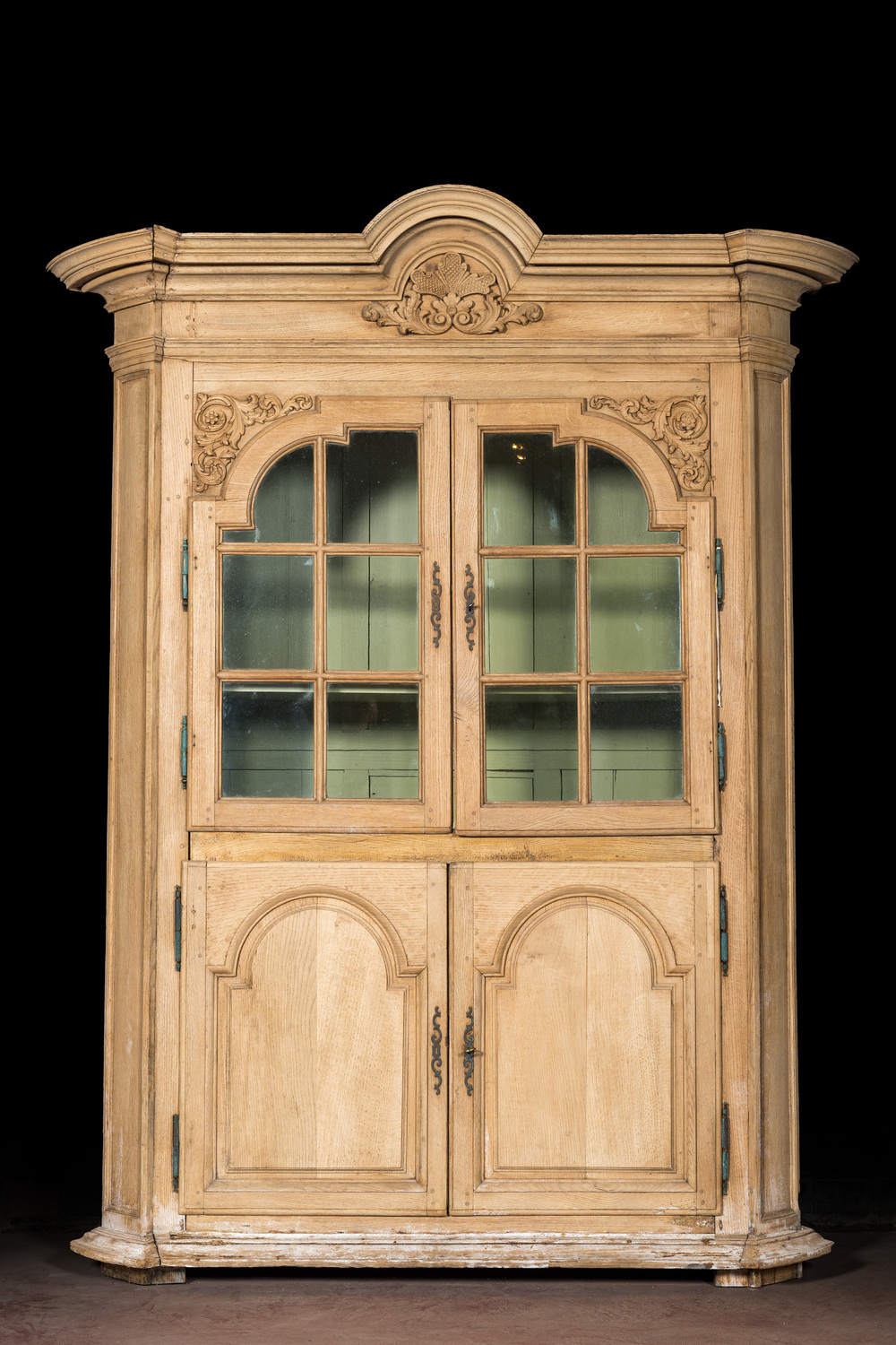 Vitrine en ch&ecirc;ne lessiv&eacute;, 19&egrave;me