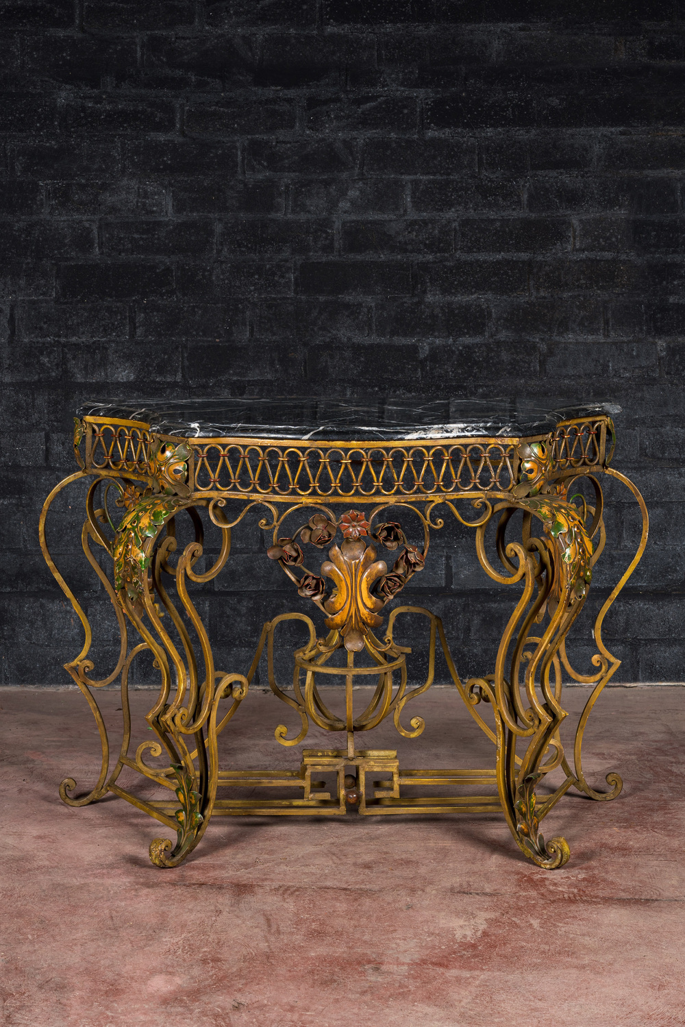 Une console en fer forg&eacute; polychrome de style Louis XV avec le dessus en marbre noir, 19&egrave;me