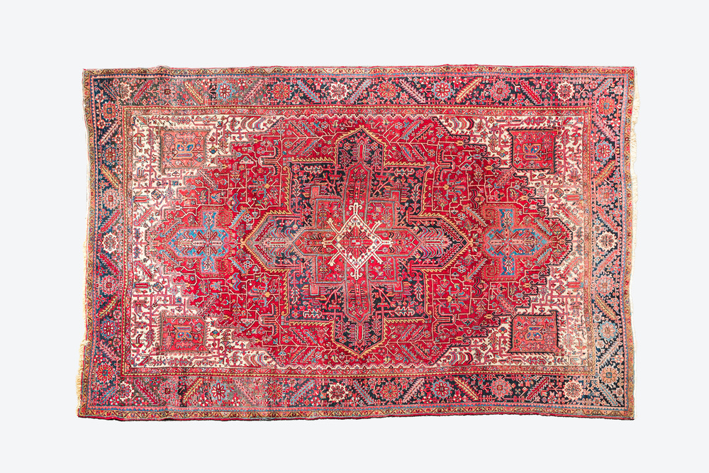 Un tapis oriental de type Heriz &agrave; d&eacute;cor floral et motifs g&eacute;om&eacute;triques, laine sur coton, 1er quart du 20&egrave;me