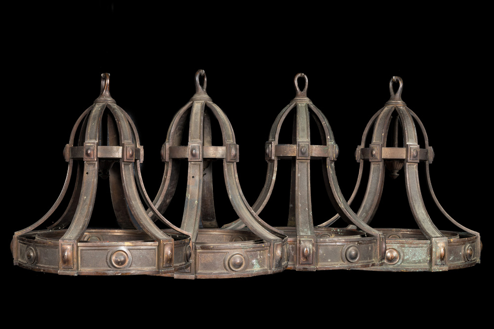 Vier grote klokvormige bronzen luchters, 1e helft 20e eeuw