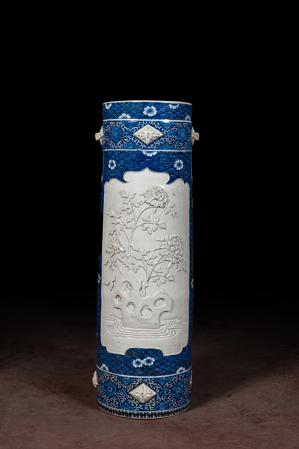 Een grote blauw-witte Japanse porseleinen cilindrische vaas of parapluhouder, Arita, Meiji, 19e eeuw