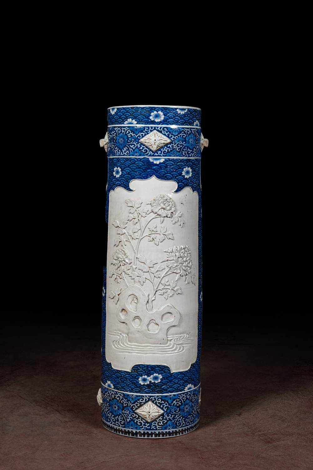 Grand vase cylindrique ou porte-parapluie en porcelaine Arita de Japon en bleu et blanc, Meiji, 19&egrave;me