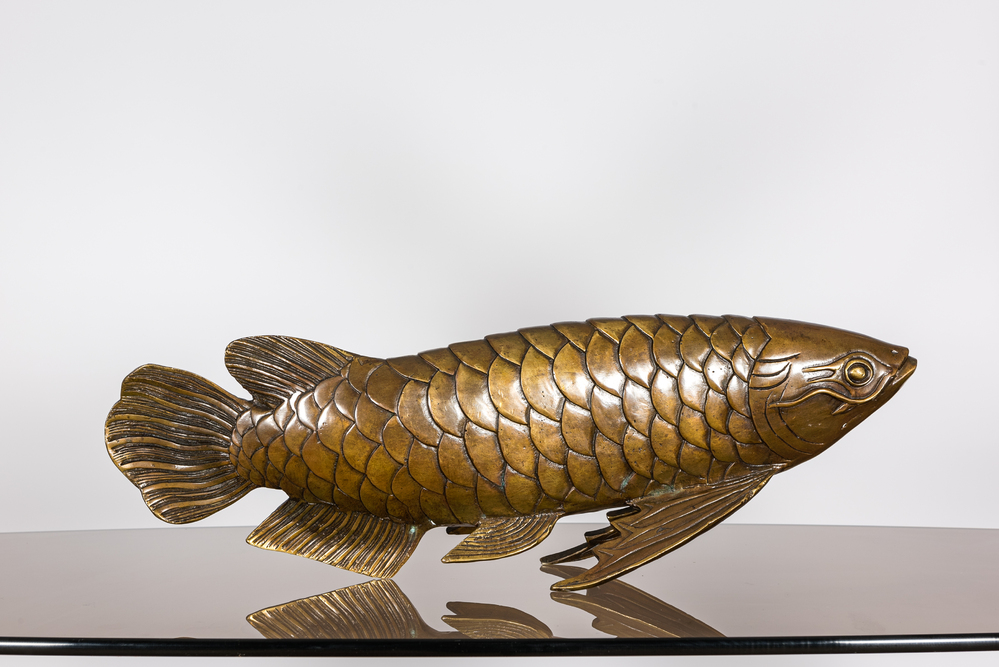 Een Japanse gepatineerd bronzen sculptuur van een koi, 19/20e eeuw