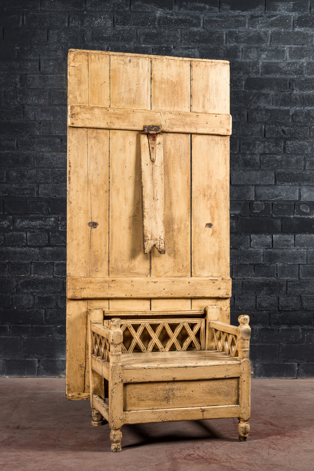 Een Ierse houten 'settle chair', 19e eeuw