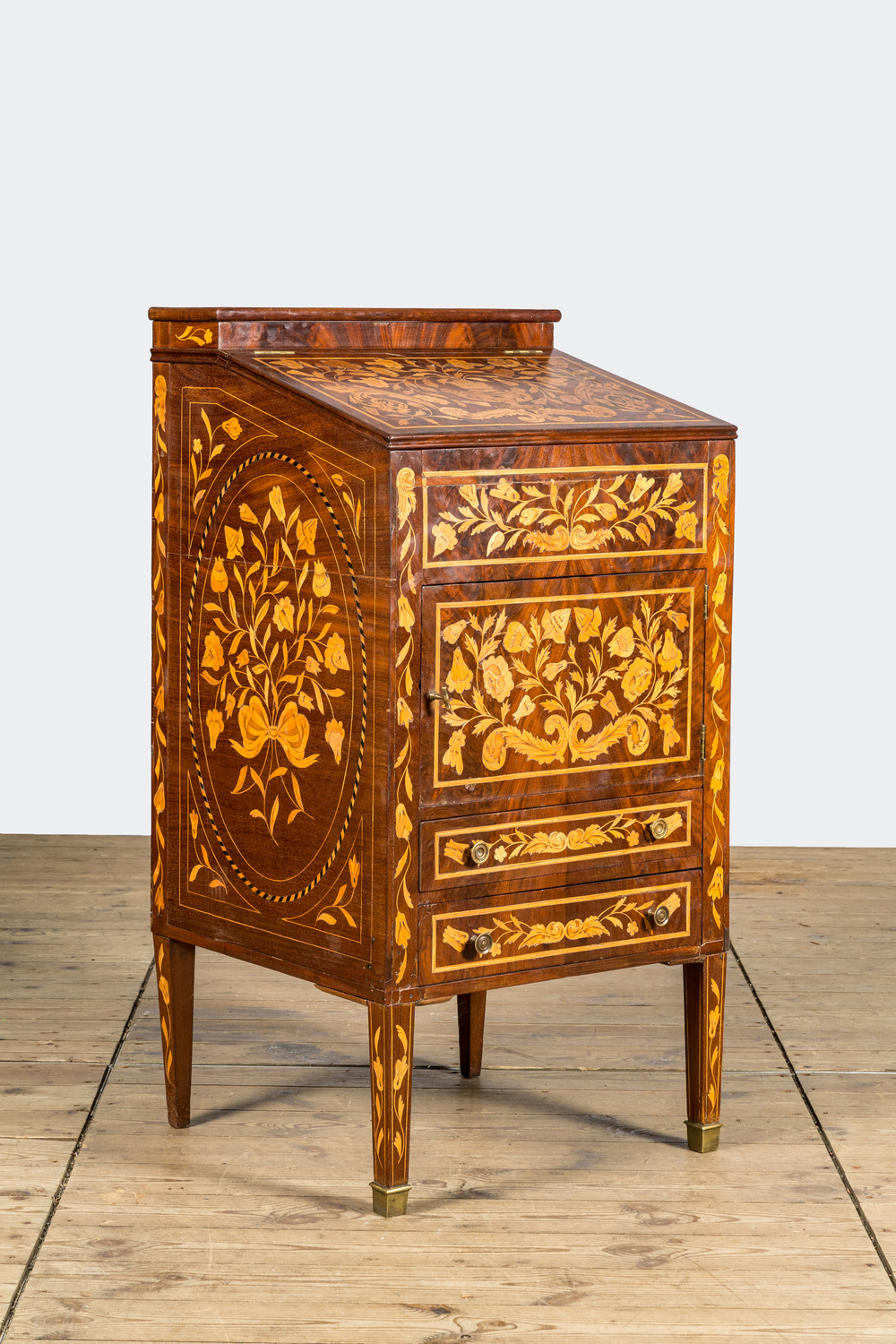 A Dutch marquetry writing desk with leather top, 19/20th C.