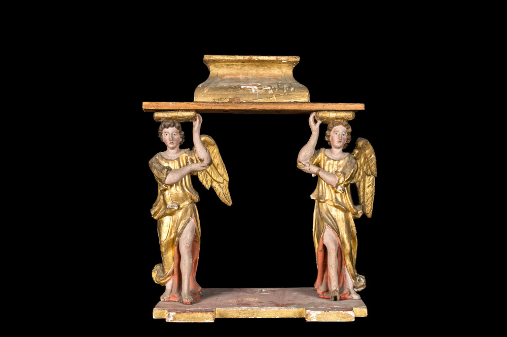 Support en bois sculpt&eacute;, dor&eacute; et polychrom&eacute; reposant sur deux anges, 18&egrave;me