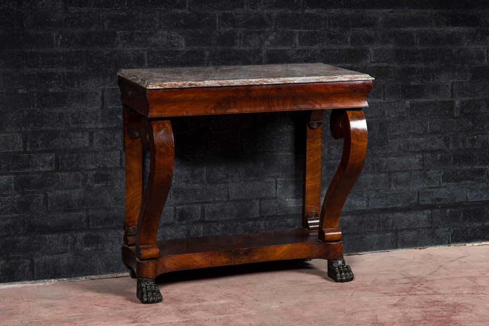 Een Franse houten Louis Philippe console met marmeren bovenblad, 19e eeuw