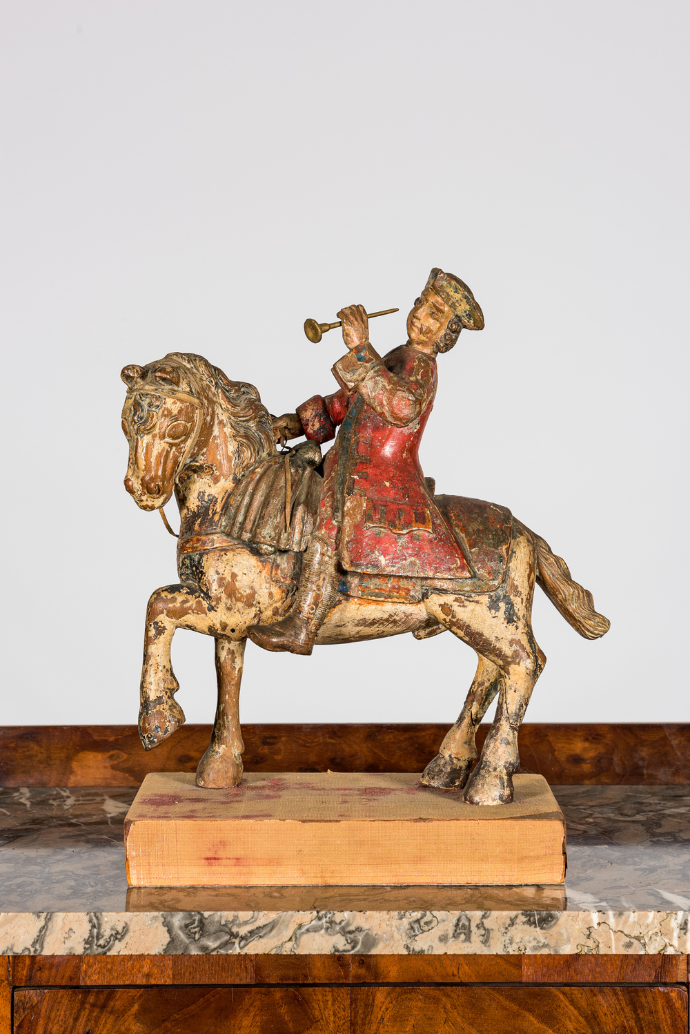 Een polychrome houten sculptuur van een ruiter te paard, 18/19e eeuw