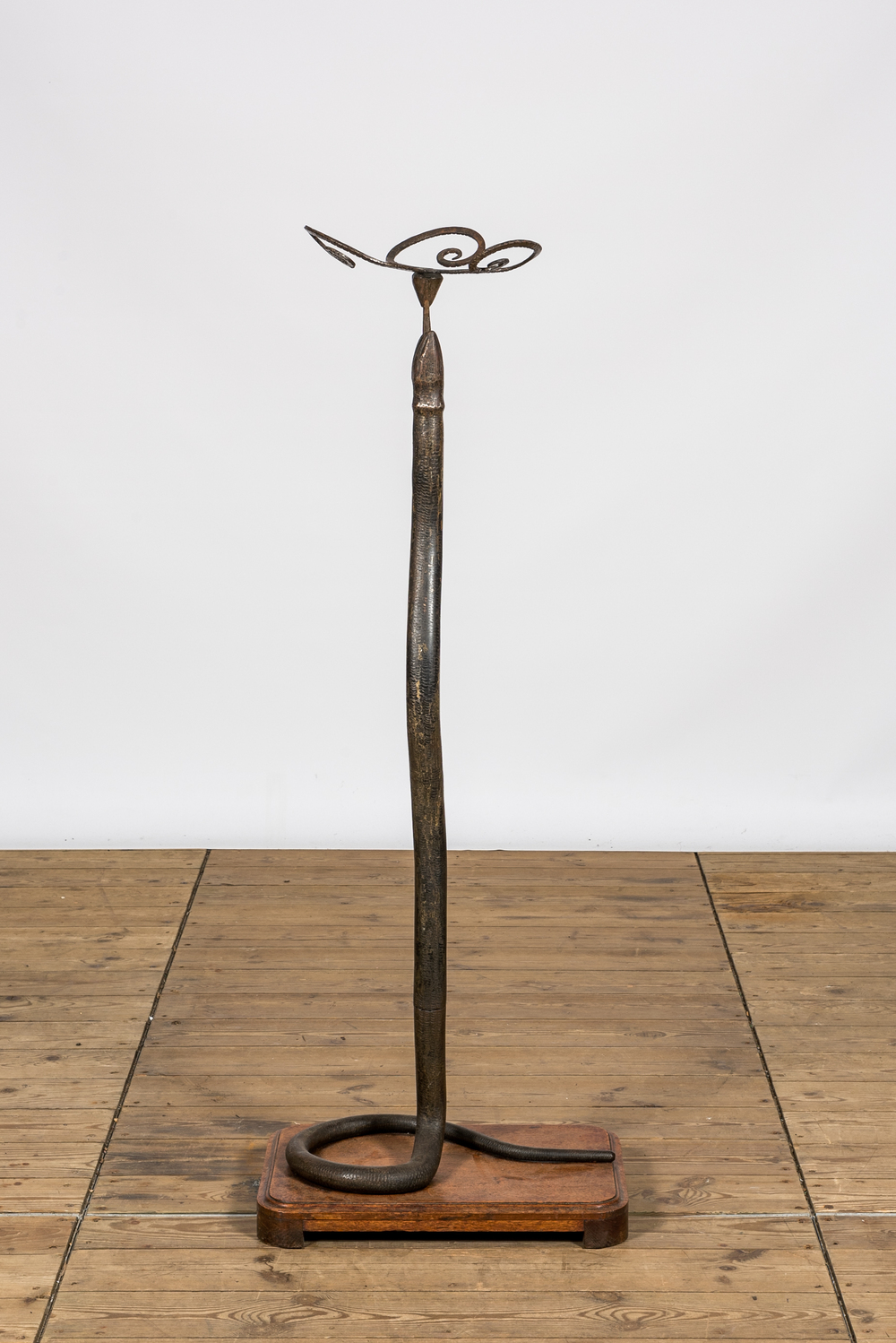 Een gepatineerde bronzen vloerlamp in de vorm van een slang, 1e helft 20e eeuw